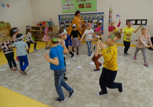 15 Dzieci tańczą do motylkowej muzyki